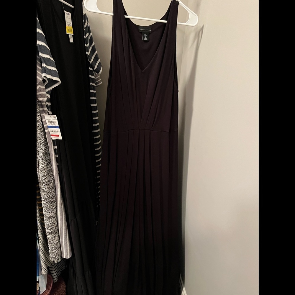 Black Maxi dress with pockets!